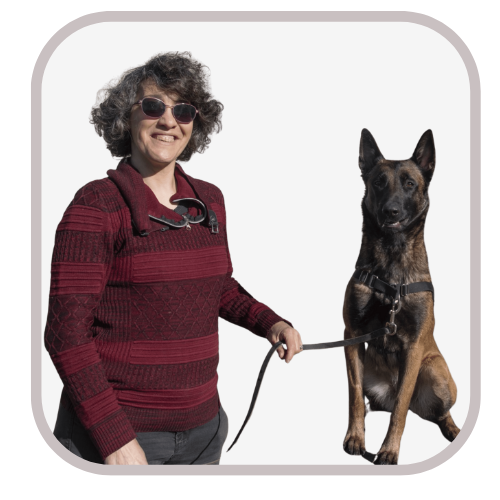 Photo de Marion Dupire et son chien, dirigeante de la société Punaise Tracker spécialisée dans la détection canine des punaises de lit à Paris et en Île de France.